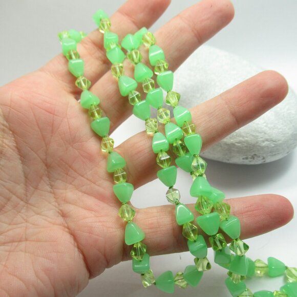 Uranium glass bead necklace - Picture 8 of 10